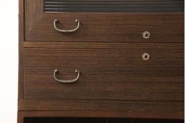 桐箪笥を収納棚にリメイク!1、2段目の引き出しはフラップ式の収納に変更。フラップ式扉にはモールガラスをはめ込み、下部のオープンラックは新規製作。前面のみ浮造り加工。