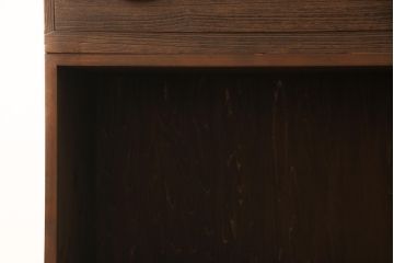 桐箪笥を収納棚にリメイク!1、2段目の引き出しはフラップ式の収納に変更。フラップ式扉にはモールガラスをはめ込み、下部のオープンラックは新規製作。前面のみ浮造り加工。
