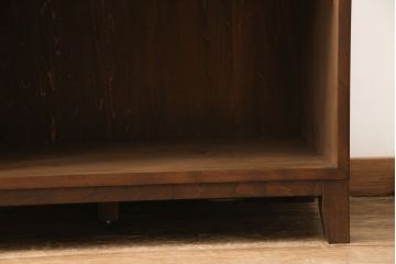 桐箪笥を収納棚にリメイク!1、2段目の引き出しはフラップ式の収納に変更。フラップ式扉にはモールガラスをはめ込み、下部のオープンラックは新規製作。前面のみ浮造り加工。
