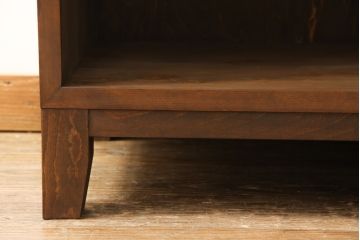 桐箪笥を収納棚にリメイク!1、2段目の引き出しはフラップ式の収納に変更。フラップ式扉にはモールガラスをはめ込み、下部のオープンラックは新規製作。前面のみ浮造り加工。