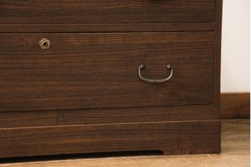 桐箪笥を綺麗に再生!高品質リペアを施し、着色仕上げ。