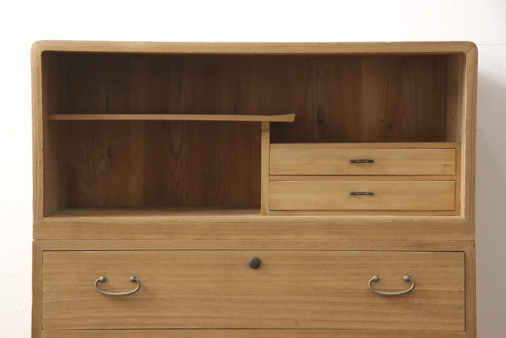 3段重ね桐箪笥を2段重ねにリメイク!高品質リペアを施し、木地色仕上げでナチュラルに。