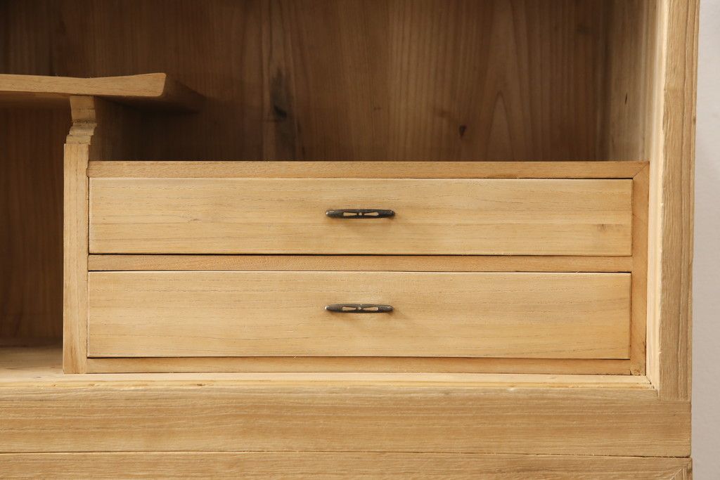 3段重ね桐箪笥を2段重ねにリメイク!高品質リペアを施し、木地色仕上げでナチュラルに。