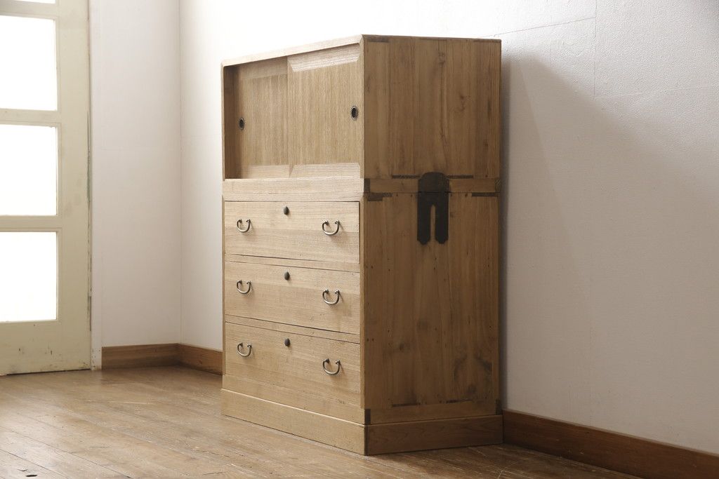 3段重ね桐箪笥を2段重ねにリメイク!高品質リペアを施し、木地色仕上げでナチュラルに。