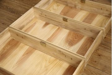 3段重ね桐箪笥を2段重ねにリメイク!高品質リペアを施し、木地色仕上げでナチュラルに。