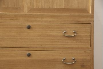 3段重ね桐箪笥を2段重ねにリメイク!高品質リペアを施し、木地色仕上げでナチュラルに。