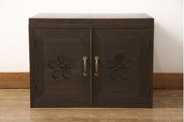 3段重ね桐箪笥を3つの収納にリメイク!上段はリサイズし、扉に桜の透かし彫りを入れた戸棚に。中段と下段は天板と脚を取り付けローボードに。3台ともチェス系で着色して仕上げ。