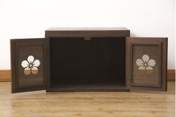 3段重ね桐箪笥を3つの収納にリメイク!上段はリサイズし、扉に桜の透かし彫りを入れた戸棚に。中段と下段は天板と脚を取り付けローボードに。3台ともチェス系で着色して仕上げ。