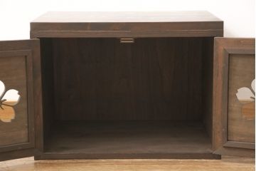 3段重ね桐箪笥を3つの収納にリメイク!上段はリサイズし、扉に桜の透かし彫りを入れた戸棚に。中段と下段は天板と脚を取り付けローボードに。3台ともチェス系で着色して仕上げ。