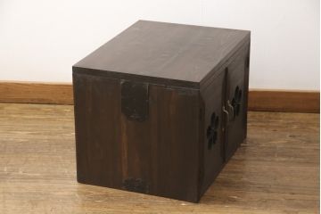 3段重ね桐箪笥を3つの収納にリメイク!上段はリサイズし、扉に桜の透かし彫りを入れた戸棚に。中段と下段は天板と脚を取り付けローボードに。3台ともチェス系で着色して仕上げ。