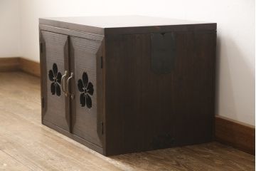 3段重ね桐箪笥を3つの収納にリメイク!上段はリサイズし、扉に桜の透かし彫りを入れた戸棚に。中段と下段は天板と脚を取り付けローボードに。3台ともチェス系で着色して仕上げ。