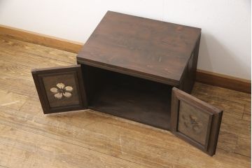 3段重ね桐箪笥を3つの収納にリメイク!上段はリサイズし、扉に桜の透かし彫りを入れた戸棚に。中段と下段は天板と脚を取り付けローボードに。3台ともチェス系で着色して仕上げ。