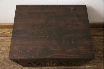 3段重ね桐箪笥を3つの収納にリメイク!上段はリサイズし、扉に桜の透かし彫りを入れた戸棚に。中段と下段は天板と脚を取り付けローボードに。3台ともチェス系で着色して仕上げ。