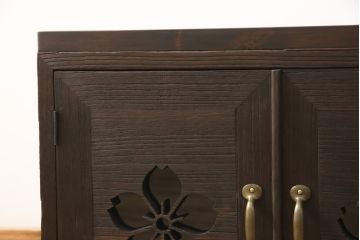 3段重ね桐箪笥を3つの収納にリメイク!上段はリサイズし、扉に桜の透かし彫りを入れた戸棚に。中段と下段は天板と脚を取り付けローボードに。3台ともチェス系で着色して仕上げ。