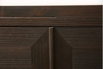 3段重ね桐箪笥を3つの収納にリメイク!上段はリサイズし、扉に桜の透かし彫りを入れた戸棚に。中段と下段は天板と脚を取り付けローボードに。3台ともチェス系で着色して仕上げ。