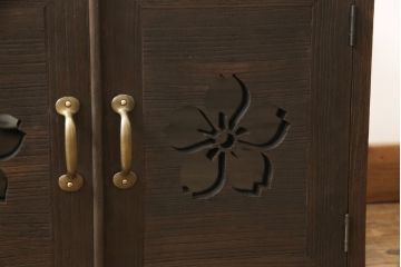 3段重ね桐箪笥を3つの収納にリメイク!上段はリサイズし、扉に桜の透かし彫りを入れた戸棚に。中段と下段は天板と脚を取り付けローボードに。3台ともチェス系で着色して仕上げ。