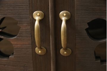 3段重ね桐箪笥を3つの収納にリメイク!上段はリサイズし、扉に桜の透かし彫りを入れた戸棚に。中段と下段は天板と脚を取り付けローボードに。3台ともチェス系で着色して仕上げ。