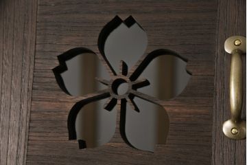 3段重ね桐箪笥を3つの収納にリメイク!上段はリサイズし、扉に桜の透かし彫りを入れた戸棚に。中段と下段は天板と脚を取り付けローボードに。3台ともチェス系で着色して仕上げ。