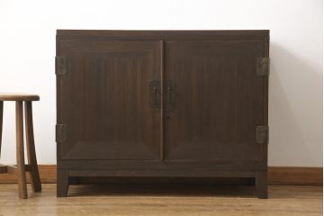 3段重ね桐箪笥を3つの収納にリメイク!上段はリサイズし、扉に桜の透かし彫りを入れた戸棚に。中段と下段は天板と脚を取り付けローボードに。3台ともチェス系で着色して仕上げ。