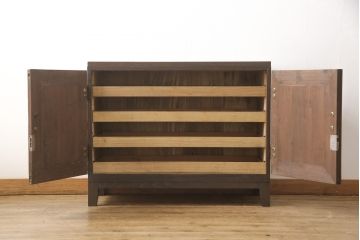 3段重ね桐箪笥を3つの収納にリメイク!上段はリサイズし、扉に桜の透かし彫りを入れた戸棚に。中段と下段は天板と脚を取り付けローボードに。3台ともチェス系で着色して仕上げ。