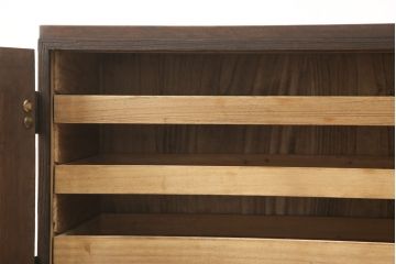 3段重ね桐箪笥を3つの収納にリメイク!上段はリサイズし、扉に桜の透かし彫りを入れた戸棚に。中段と下段は天板と脚を取り付けローボードに。3台ともチェス系で着色して仕上げ。