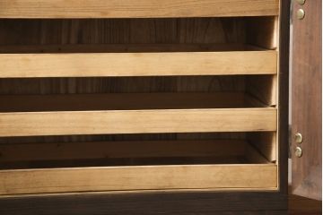 3段重ね桐箪笥を3つの収納にリメイク!上段はリサイズし、扉に桜の透かし彫りを入れた戸棚に。中段と下段は天板と脚を取り付けローボードに。3台ともチェス系で着色して仕上げ。