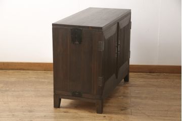 3段重ね桐箪笥を3つの収納にリメイク!上段はリサイズし、扉に桜の透かし彫りを入れた戸棚に。中段と下段は天板と脚を取り付けローボードに。3台ともチェス系で着色して仕上げ。