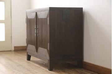 3段重ね桐箪笥を3つの収納にリメイク!上段はリサイズし、扉に桜の透かし彫りを入れた戸棚に。中段と下段は天板と脚を取り付けローボードに。3台ともチェス系で着色して仕上げ。