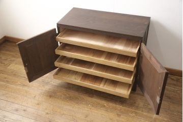 3段重ね桐箪笥を3つの収納にリメイク!上段はリサイズし、扉に桜の透かし彫りを入れた戸棚に。中段と下段は天板と脚を取り付けローボードに。3台ともチェス系で着色して仕上げ。