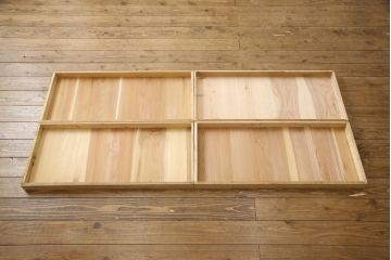 3段重ね桐箪笥を3つの収納にリメイク!上段はリサイズし、扉に桜の透かし彫りを入れた戸棚に。中段と下段は天板と脚を取り付けローボードに。3台ともチェス系で着色して仕上げ。