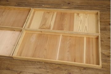 3段重ね桐箪笥を3つの収納にリメイク!上段はリサイズし、扉に桜の透かし彫りを入れた戸棚に。中段と下段は天板と脚を取り付けローボードに。3台ともチェス系で着色して仕上げ。