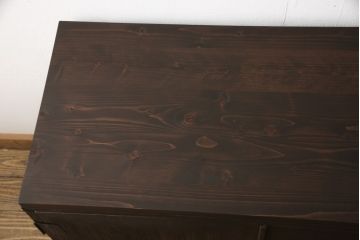 3段重ね桐箪笥を3つの収納にリメイク!上段はリサイズし、扉に桜の透かし彫りを入れた戸棚に。中段と下段は天板と脚を取り付けローボードに。3台ともチェス系で着色して仕上げ。