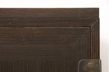 3段重ね桐箪笥を3つの収納にリメイク!上段はリサイズし、扉に桜の透かし彫りを入れた戸棚に。中段と下段は天板と脚を取り付けローボードに。3台ともチェス系で着色して仕上げ。