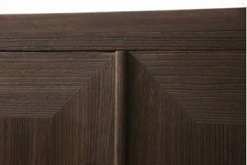 3段重ね桐箪笥を3つの収納にリメイク!上段はリサイズし、扉に桜の透かし彫りを入れた戸棚に。中段と下段は天板と脚を取り付けローボードに。3台ともチェス系で着色して仕上げ。