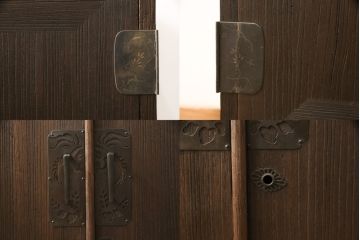 3段重ね桐箪笥を3つの収納にリメイク!上段はリサイズし、扉に桜の透かし彫りを入れた戸棚に。中段と下段は天板と脚を取り付けローボードに。3台ともチェス系で着色して仕上げ。