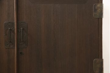 3段重ね桐箪笥を3つの収納にリメイク!上段はリサイズし、扉に桜の透かし彫りを入れた戸棚に。中段と下段は天板と脚を取り付けローボードに。3台ともチェス系で着色して仕上げ。