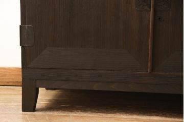 3段重ね桐箪笥を3つの収納にリメイク!上段はリサイズし、扉に桜の透かし彫りを入れた戸棚に。中段と下段は天板と脚を取り付けローボードに。3台ともチェス系で着色して仕上げ。