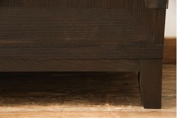 3段重ね桐箪笥を3つの収納にリメイク!上段はリサイズし、扉に桜の透かし彫りを入れた戸棚に。中段と下段は天板と脚を取り付けローボードに。3台ともチェス系で着色して仕上げ。