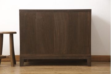 3段重ね桐箪笥を3つの収納にリメイク!上段はリサイズし、扉に桜の透かし彫りを入れた戸棚に。中段と下段は天板と脚を取り付けローボードに。3台ともチェス系で着色して仕上げ。