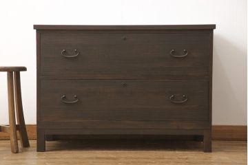 3段重ね桐箪笥を3つの収納にリメイク!上段はリサイズし、扉に桜の透かし彫りを入れた戸棚に。中段と下段は天板と脚を取り付けローボードに。3台ともチェス系で着色して仕上げ。