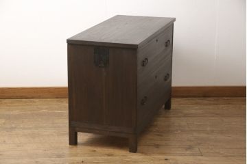 3段重ね桐箪笥を3つの収納にリメイク!上段はリサイズし、扉に桜の透かし彫りを入れた戸棚に。中段と下段は天板と脚を取り付けローボードに。3台ともチェス系で着色して仕上げ。