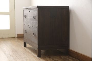 3段重ね桐箪笥を3つの収納にリメイク!上段はリサイズし、扉に桜の透かし彫りを入れた戸棚に。中段と下段は天板と脚を取り付けローボードに。3台ともチェス系で着色して仕上げ。