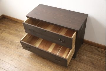 3段重ね桐箪笥を3つの収納にリメイク!上段はリサイズし、扉に桜の透かし彫りを入れた戸棚に。中段と下段は天板と脚を取り付けローボードに。3台ともチェス系で着色して仕上げ。