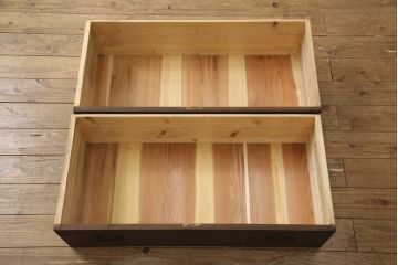 3段重ね桐箪笥を3つの収納にリメイク!上段はリサイズし、扉に桜の透かし彫りを入れた戸棚に。中段と下段は天板と脚を取り付けローボードに。3台ともチェス系で着色して仕上げ。