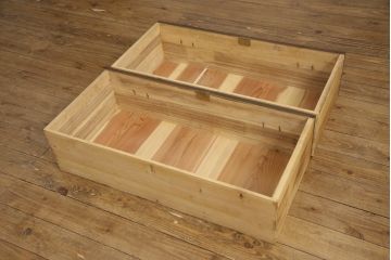 3段重ね桐箪笥を3つの収納にリメイク!上段はリサイズし、扉に桜の透かし彫りを入れた戸棚に。中段と下段は天板と脚を取り付けローボードに。3台ともチェス系で着色して仕上げ。