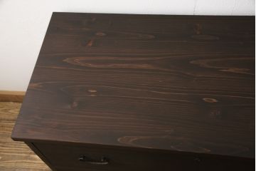 3段重ね桐箪笥を3つの収納にリメイク!上段はリサイズし、扉に桜の透かし彫りを入れた戸棚に。中段と下段は天板と脚を取り付けローボードに。3台ともチェス系で着色して仕上げ。