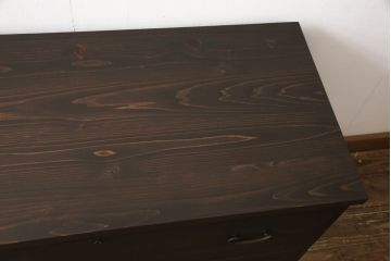 3段重ね桐箪笥を3つの収納にリメイク!上段はリサイズし、扉に桜の透かし彫りを入れた戸棚に。中段と下段は天板と脚を取り付けローボードに。3台ともチェス系で着色して仕上げ。