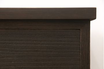 3段重ね桐箪笥を3つの収納にリメイク!上段はリサイズし、扉に桜の透かし彫りを入れた戸棚に。中段と下段は天板と脚を取り付けローボードに。3台ともチェス系で着色して仕上げ。