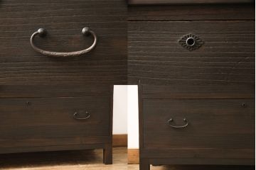 3段重ね桐箪笥を3つの収納にリメイク!上段はリサイズし、扉に桜の透かし彫りを入れた戸棚に。中段と下段は天板と脚を取り付けローボードに。3台ともチェス系で着色して仕上げ。