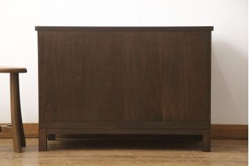 3段重ね桐箪笥を3つの収納にリメイク!上段はリサイズし、扉に桜の透かし彫りを入れた戸棚に。中段と下段は天板と脚を取り付けローボードに。3台ともチェス系で着色して仕上げ。